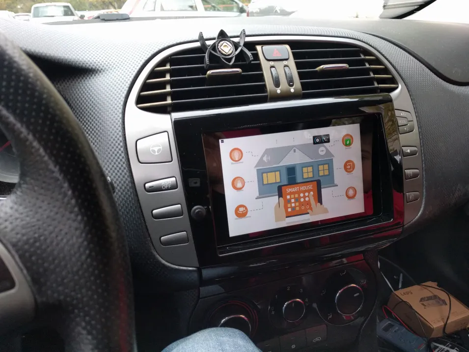 Come integrare un Tablet nella plancia di un Automobile