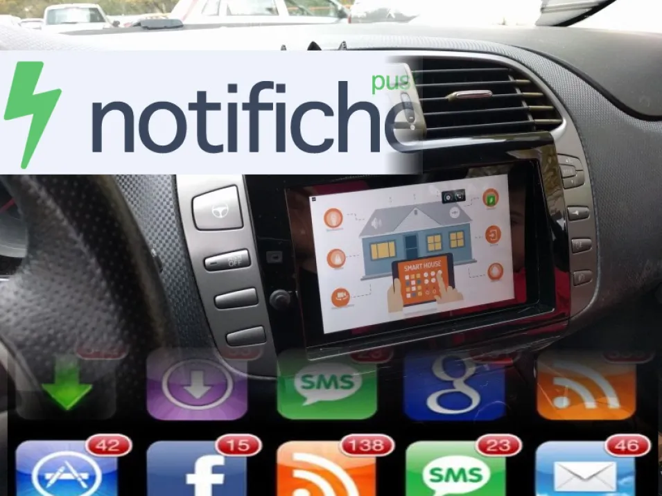 Lettura vocale delle notifiche sul sistema tablet in auto.