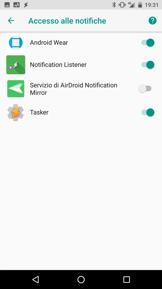 Lettura vocale delle notifiche sul sistema tablet in auto.