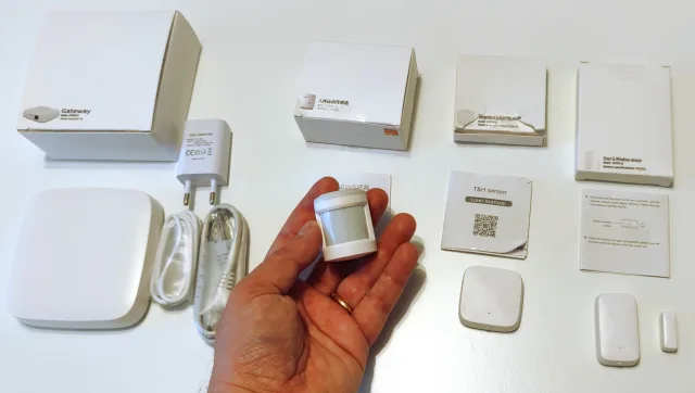 Recensione Tuya ZigBee Hub + Kit sensori PIR, portafinestra e temperatura