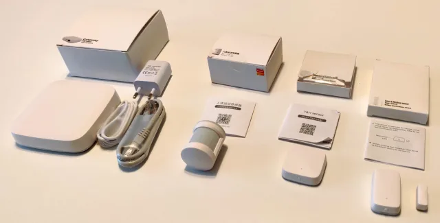 Recensione Tuya ZigBee Hub + Kit sensori PIR, portafinestra e temperatura