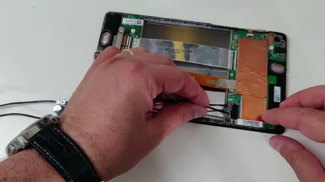 Come alimentare direttamente un Tablet rimuovendo la batteria