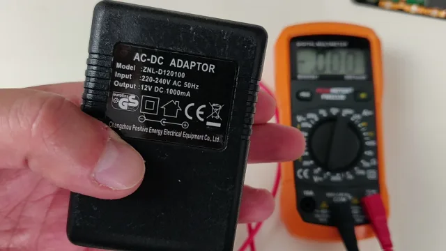 Come alimentare direttamente un Tablet rimuovendo la batteria