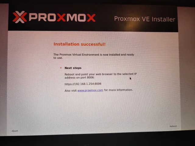 Schermata di installazione Proxmox avvenuta con successo