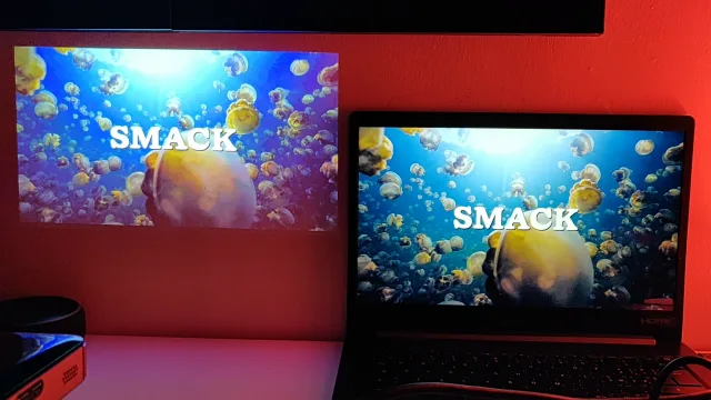Comparativa tra display notebook e proiezione