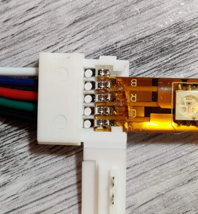 dettaglio morsetto di connessione