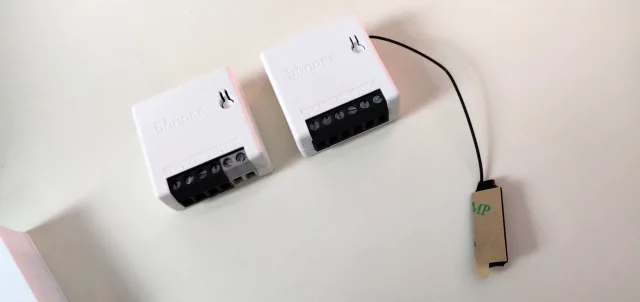 Sonoff mini versione ZigBee e versione WiFi affiancate - esterno