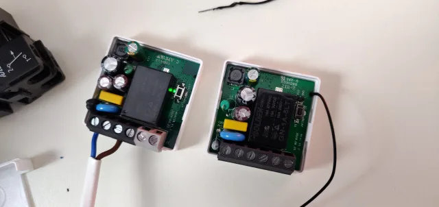 Sonoff mini versione ZigBee e versione WiFi affiancate - interno