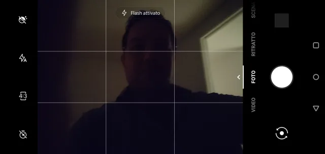 ripesa in ambiente buio con smartphone