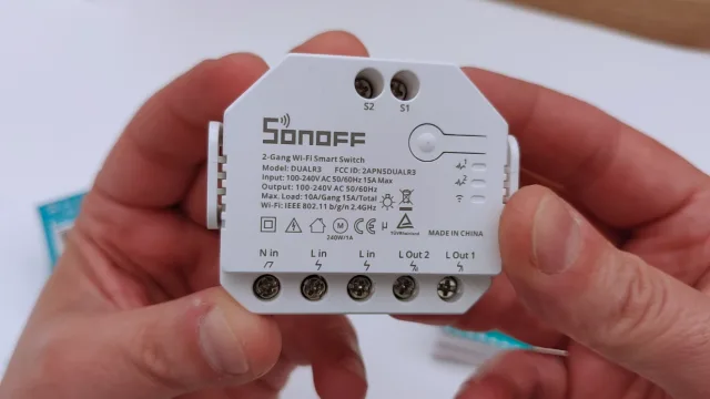 Vista frontale Sonoff dual R3