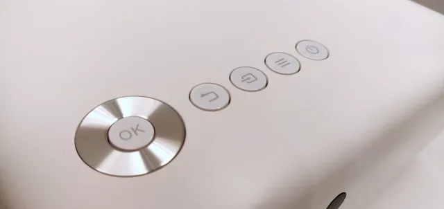 Tasti fisici sul dorso del proiettore Leisure 430W