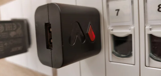 Witty power collegato ad un caricatore