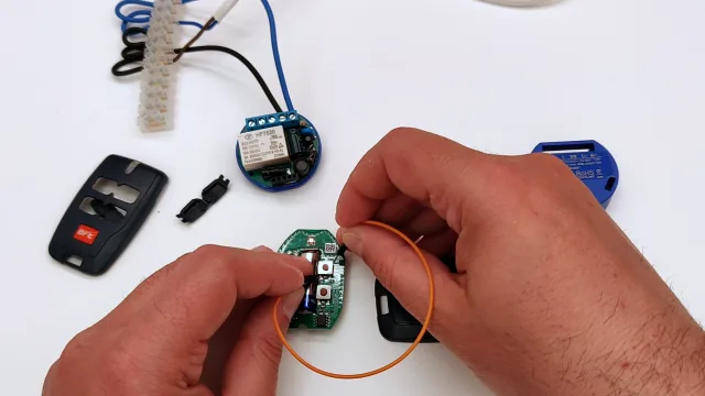 Prova manuale sui contatti del telecomando