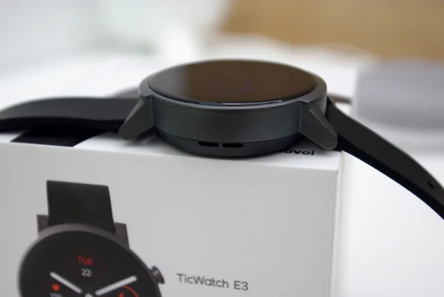 ticwatch e3 vista laterale
