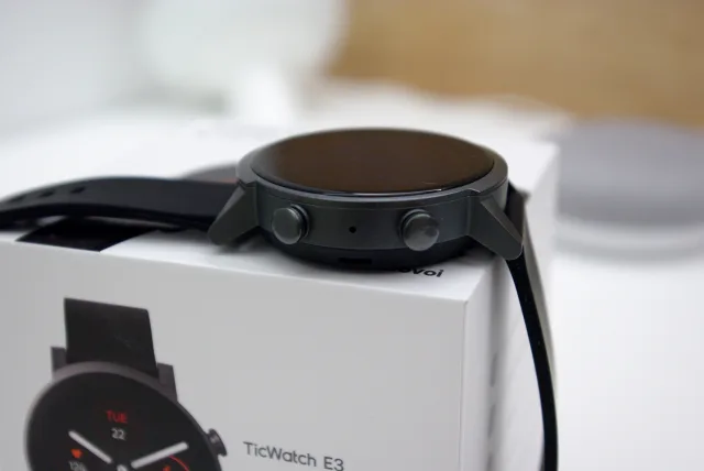 ticwatch e3 vista laterale