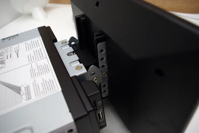 Atoto F7 dettaglio sistema aggancio display flottante