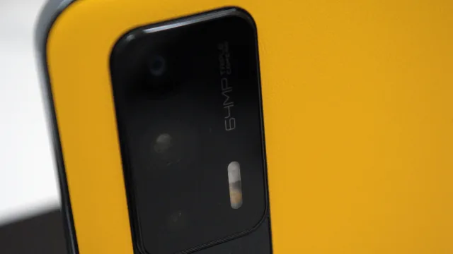 realme GT dettaglio fotocamera posteriore