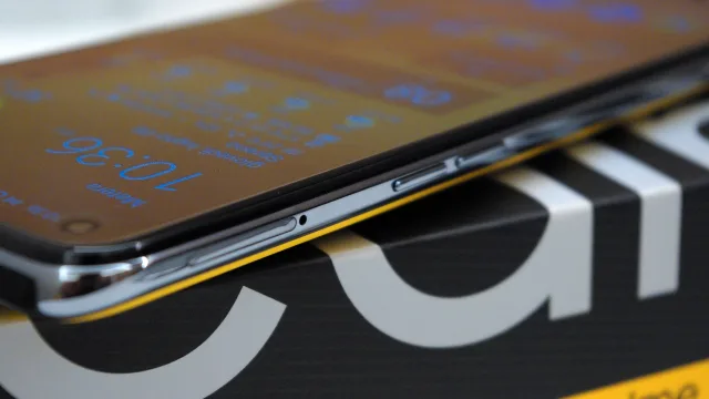 realme GT dettaglio cromatura laterale