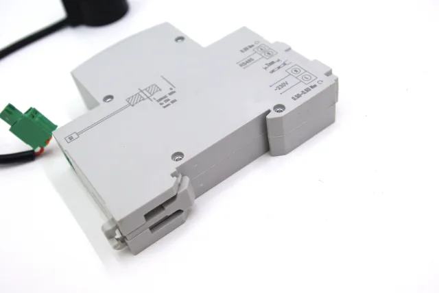 Vista laterale Tuya Energy Meter