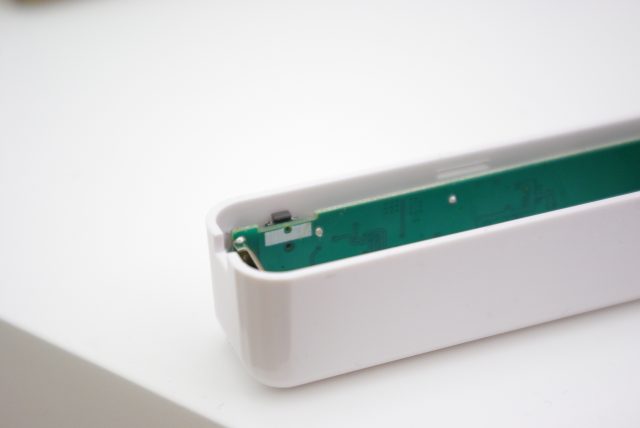 Dettaglio pulsante reset su Shelly Door/Window