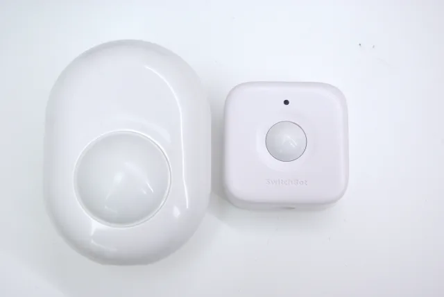 SwitchBot Motion Sensor  accanto a Shelly Motion Sensor