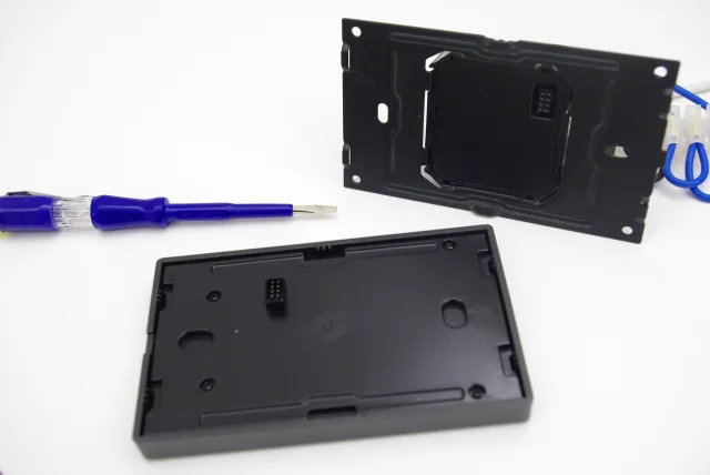 Sonoff NSpanel placchetta e connettore