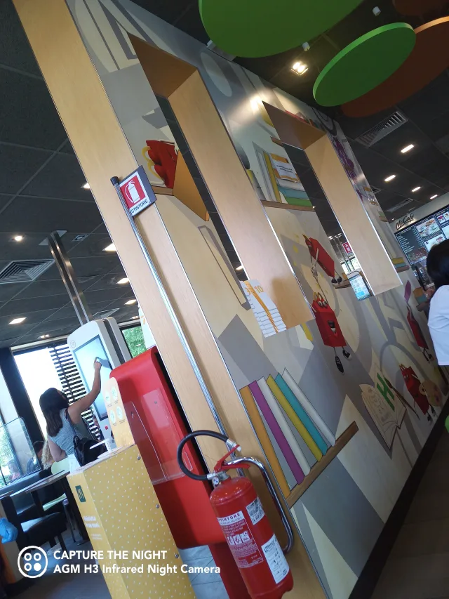 AGM H3 scatto in interno di giorno