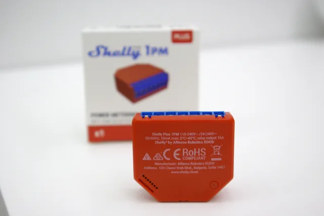 Shelly 1PM Plus vista posteriore tasto reset e pin esposti