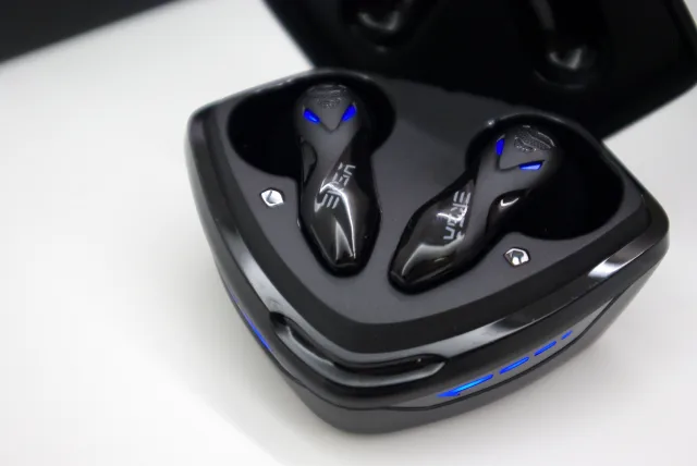 EKSA GT1 vista all'interno della custodia di ricarica