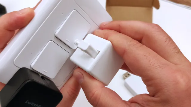 fingerbot applicato su un pulsante per gestione punto luce