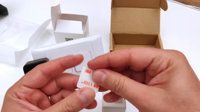 fingerbot biadesivo in dotazione