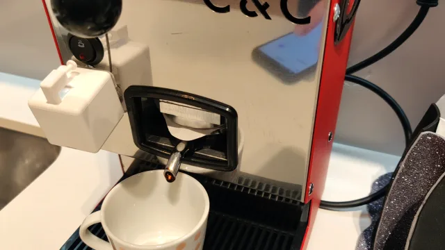 fingerbot applicato sull'accensione di una macchinetta del caffè
