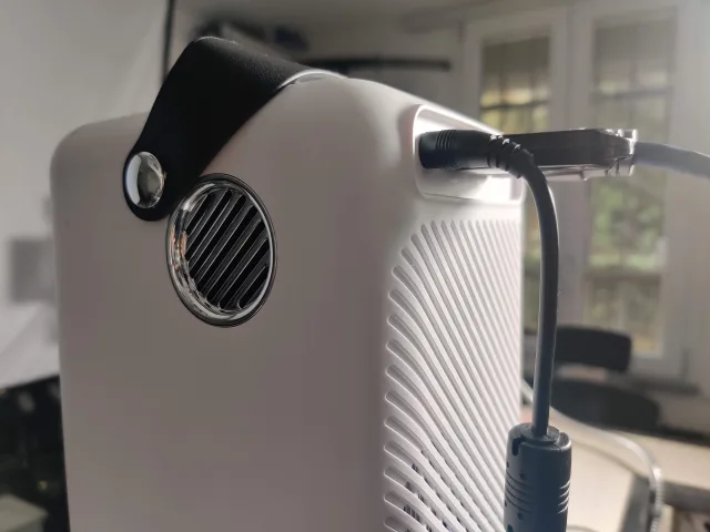 Dettaglio altoparlanti integrati Pixthink M1