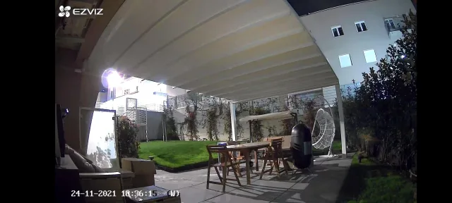 EZVIZ BC1C esempio di immagine notturna poco illuminata