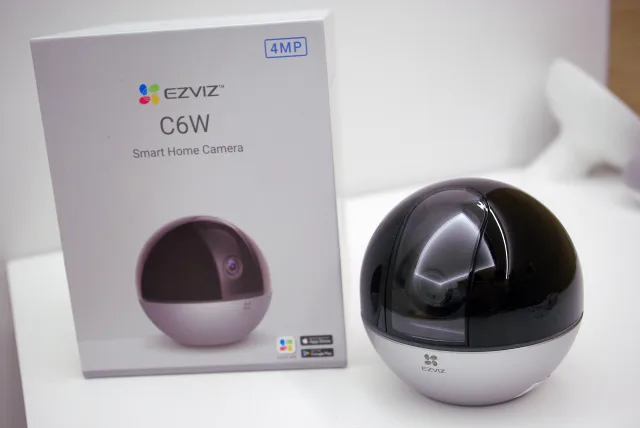 Ezviz C6W vista frontale