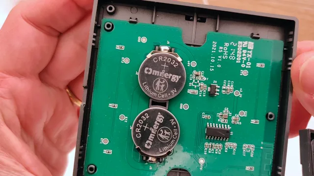 Sonoff SwitchMan R5 vista scheda interna e batterie