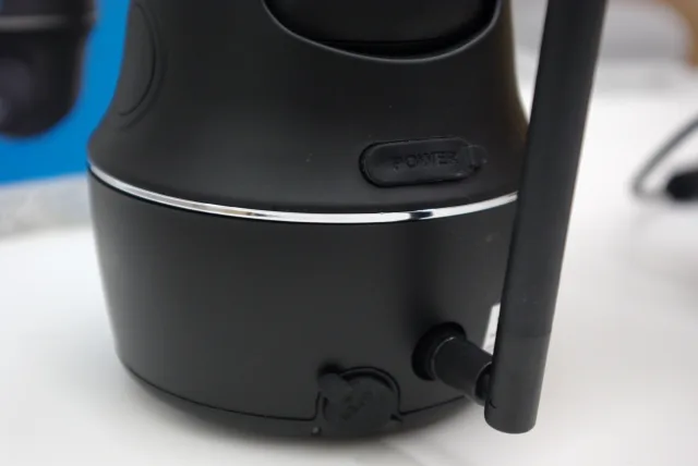 Reolink Argus PT dettaglio sportellini in gomma postariori