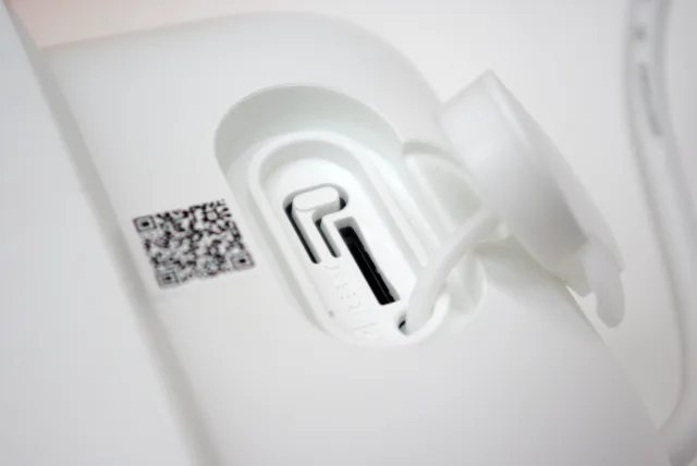 Imou Knight 4K dettaglio alloggiamento microSD e tasto reset