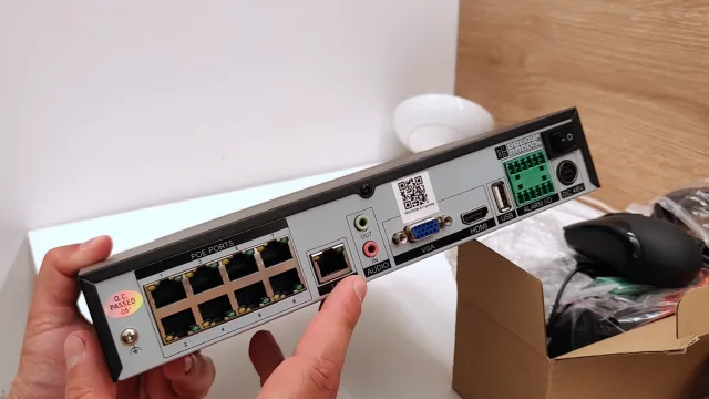 NVR veezoom dettaglio pannello posteriore connessioni