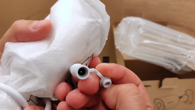 dettaglio spinotto di alimentazione telecamera bullet veezoom