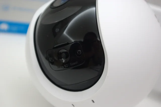 Ezviz CB8 dettaglio sportellino alloggiamento microSD tasto reset