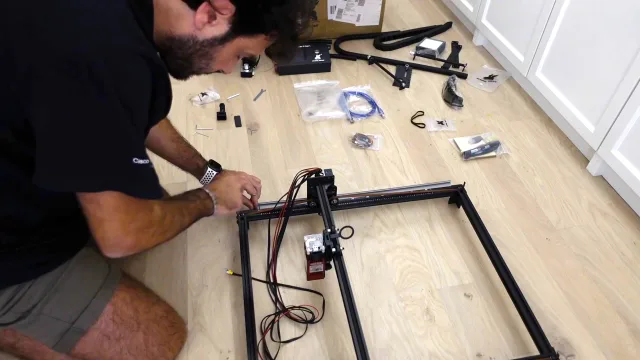 FLYING BEAR laser man, Raff Petruoli si cimenta nel montaggio del kit