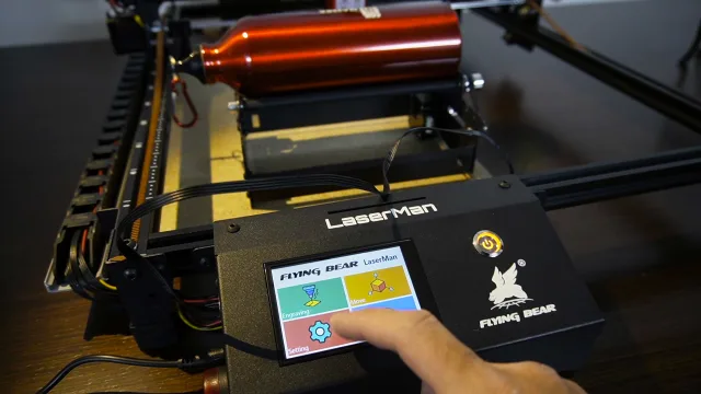 FLYING BEAR laser man, dettaglio display a colori touch screen
