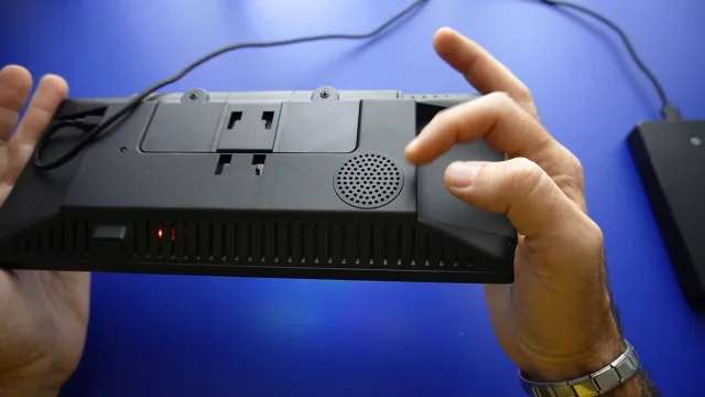 Carpuride W103 dettaglio altoparlante posteriore