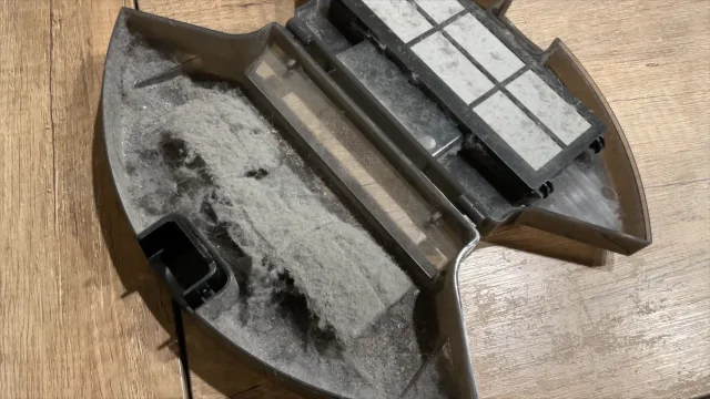 OKP L1 cassettino di raccolta polvere dopo 3 cicli di pulizia dell'intero appartamento