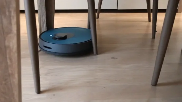 OKP L1 tra le gambe di un tavolo