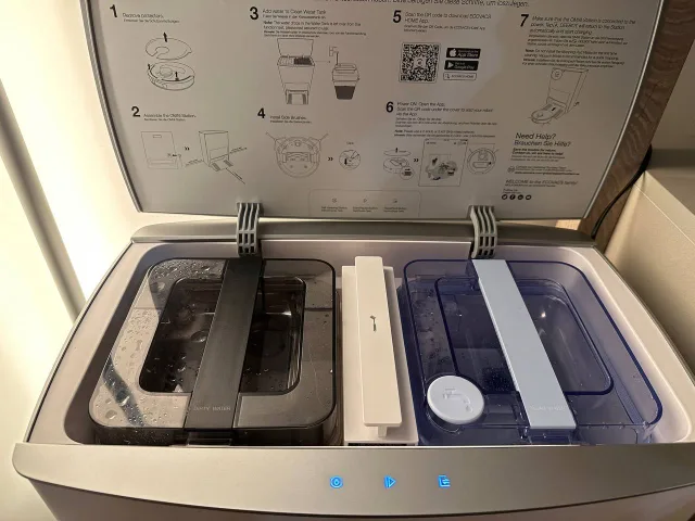 Ecovacs Deebot X1 OMNI vano vaschette acqua all'interno della stazione di ricarica