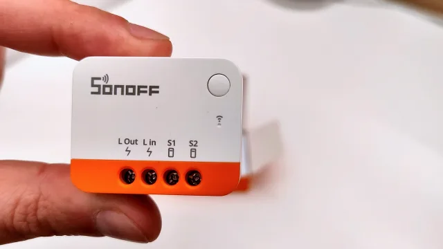 Sonoff Mini Extreme in versione ZigBee tra le dita