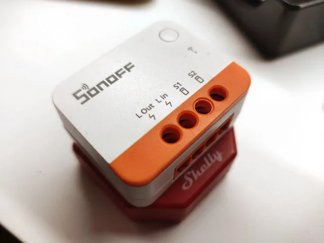 Sonoff Mini Extreme in versione ZigBee paragone dimensioni con Shelly 1 Plus PM