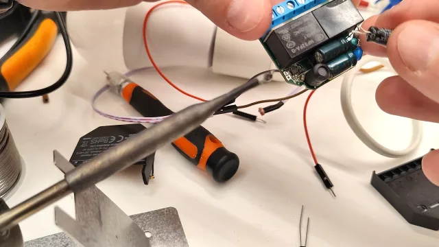 Operazione di dissaldatura condensatore da uno Shelly 2.5